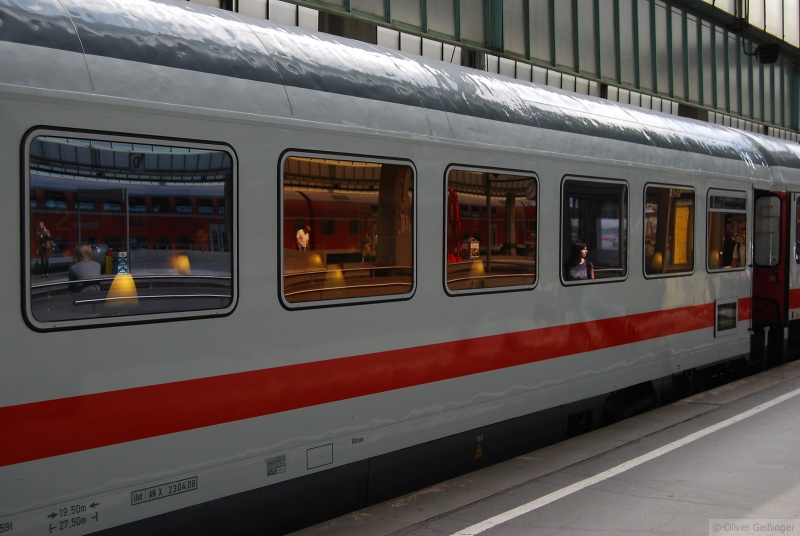 Bildergeschichte: In jedem Fenster eine andere Geschichte. Telefonitis, Raucher, leerer Bahnsteig, Orientierung und Fahrplan.
Gesehen beim Bahnbildertreffen am 01. August 2009 in Stuttgart.