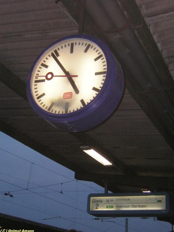 Bilderr�tsel: Welche der beiden Anzeigen am Bahnhof 
Frankfurt am Main-H�chst auf diesem Bild vom 12.11.2005
ist falsch ? Beinahe jedem Menschen d�rfte das Anzeigechaos
bei der DB schon mal aufgefallen sein, aus dem Grund d�rfte
die Antwort nicht schwerfallen.

 