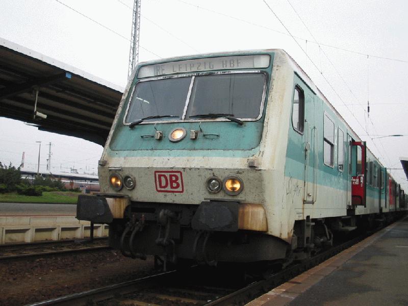 bildlich festgehalten wurde ein mintgrner Steuerwagen der Gattung Bybdzf der DB Regio als RE Cottbus-Leipzig Hbf am 8.11.02 , am Ende (nicht sichtbar) erledigt 143047 ihre Arbeit.