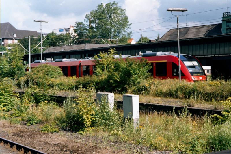 (Biotop-)Bahnhof Flensburg, von Gleis 2 (internat. Fernverkehr EC, IC usw.)zur RB nach Kiel Hbf, Juli 2004.
