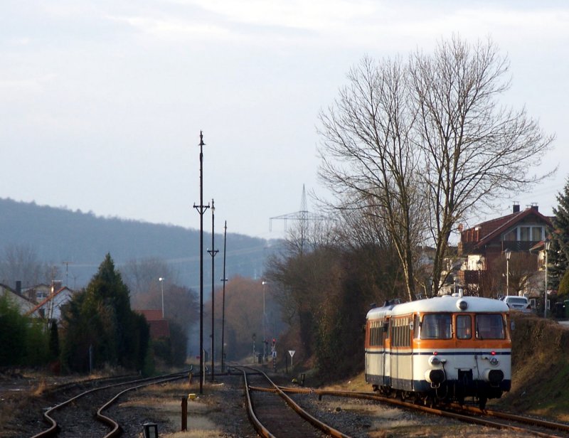 Bis 2009 werden sie noch fahren: Die betagten MAN Triebwagen der SWEG. Mit einem Alter von rund 40 Jahren sind die beiden SWEG Strecken rund um Meckesheim das letzte planmige Einsatzgebiet dieser Schienenbusse. Anfang 2008 verlsst der SWEG VT 9 mit VS 51 den Bahnhof Waibstadt. Waibstadt ist einer der wenigen Stationen an beiden Strecken, die man als  Bahnhof  bezeichnen kann. Neckarbischofsheim Nord beispielsweise liegt rund 3 km von Neckarbischofsheim entfernt - mitten im Nichts.