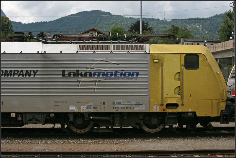 Bis auf die Anschrifen befindet sich die Lok in einem schmutzigen Zustand. Die Lok trgt Italienische Anschriften und Piktogramme am Rahmen. (30.06.07)