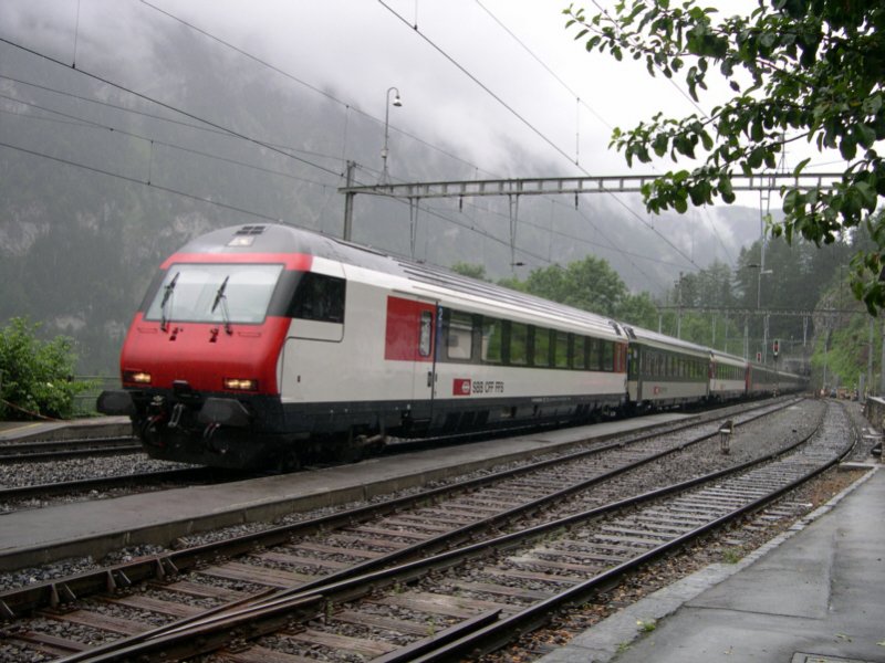 Bis auf zwei bis drei Zge tglich durchfahren alle Zge den Bahnhof Blausee-Mitholz ohne Halt. So auch dieser InterCity am verregneten 01. Juli 2005. Der Steuerwagen hat bereits ein Redesign erfahren und wurde im Farbschema den IC 2000-Doppelstockwagen angepasst.