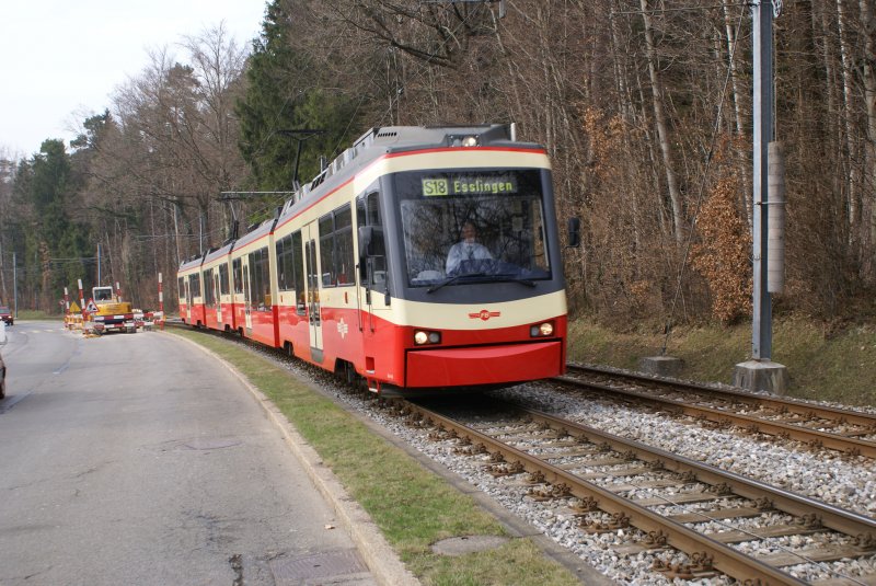 Bis etwa im Juni ist die Forchstrasse Richtung Zrich zwischen Waldburg und Rehalp gesperrt. Dies ntzte ich aus, um einige Bilder von der sonst dicht befahrenen Strasse aus zu schiessen: Be 4/6 61 und Be 4/6 63 fahren am 2.4.09 von Rehalp Richtung Waldburg.