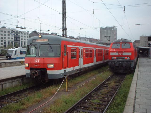Bis heute kann man Fahrzeuge der Br 420 im Mnchner HBF erleben. 420 137 ist um 7.33 Uhr angekommen aus Grafrath.