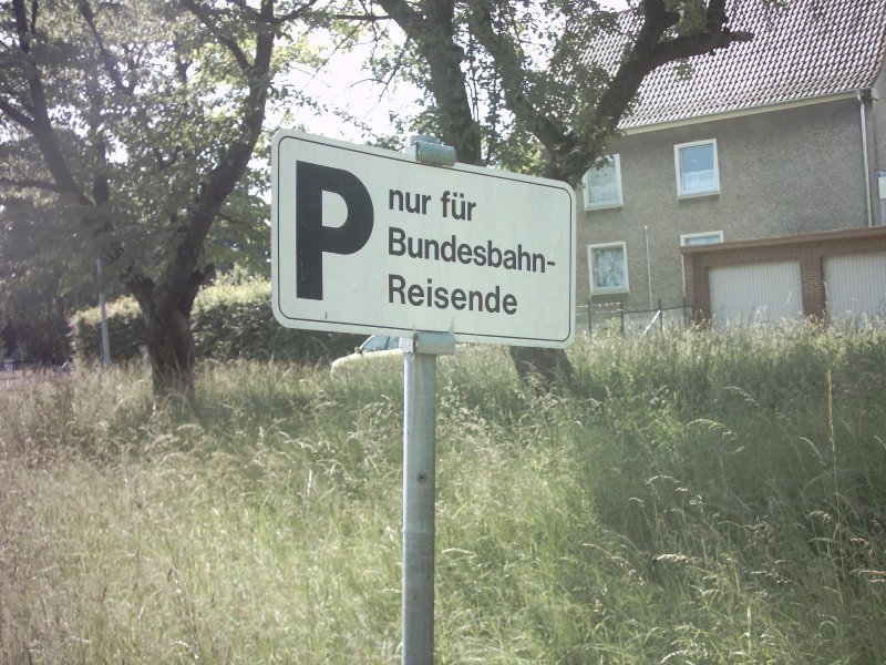 Bis ins Jahr 2007 stand im Bf Emmerke dieses Bundesbahnschild.