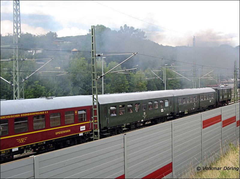 Bis Klingenberg-Colmnitz schiebt E 7710 den Sonderzug des Verein Schsischer Eisenbahnfreunde bei dessen Rckfahrt von Dresden nach Schwarzenberg; die Schwaden der Zuglok 50 3616 hngen noch in der Luft - Freital-Potschappel, 20.08.2006
