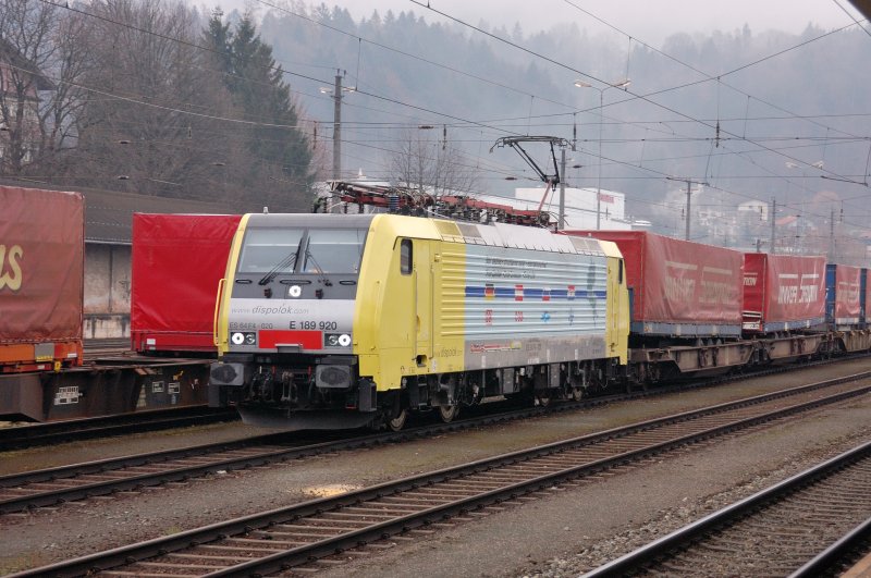 Bis Kufstein kann man mit dem Bayernticket sogar grenzberschreitend fahren. Ausgestiegen... und wer kam? ES 64 F4-020 schob sich langsam durch die Gterzuggleise Richtung Wrgl-Innsbruck. (2. Dezember 2008).