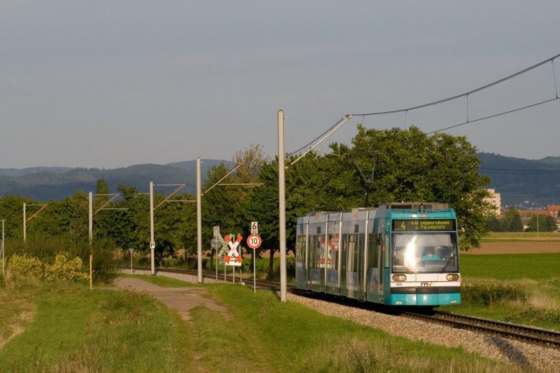 Bis Ludwigshafen Oggersheim wird dieser Zug noch als Eisenbahn, Stadtbahn, U-Bahn und Straenbahn verkehren. Ein GT6N, fotografiert von der Mllerschen Gutsrampe, nahe Heddesheim, aus. 