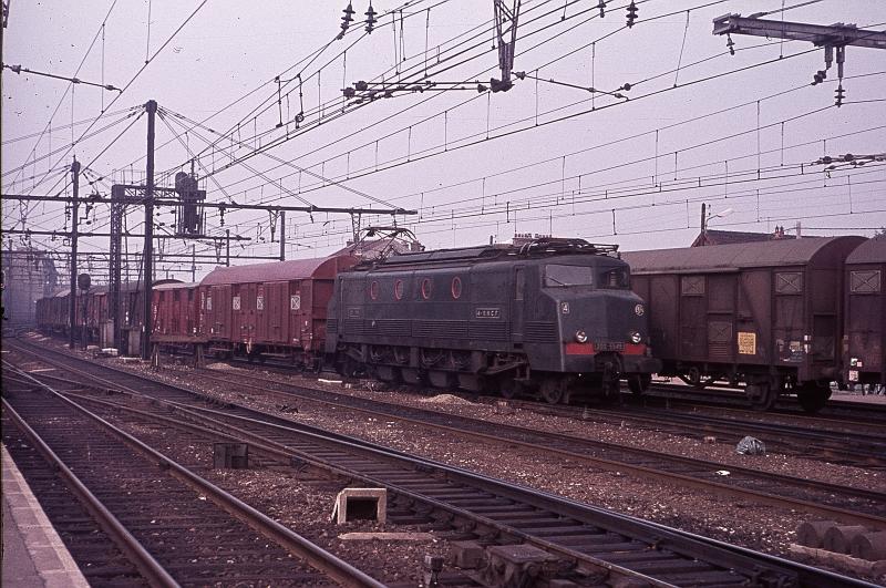 Bis spt in die 70er Jahre waren diese 2D2 Buchli Loks fr die SNCF unentbehrlich, alle Gattungen von Zgen wurden von ihr bespannt, hier bei der Duchfahrt im Gterbahnhof Paris/Juvisy