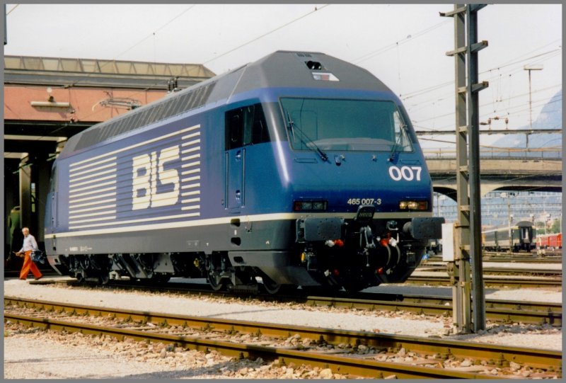 Bis vor wenigen Jahren verkehrten regelmssig die Re 465 der BLS nach Chur. Hier ist Re 465 007-3 abgestellt vor dem Lokdepot Chur. (Archiv 05/95)