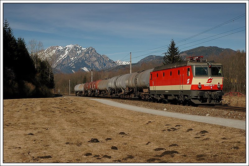 Bis zu drei Mal pro Tag wird die Firma Rumpold in Trofaiach bedient. Am 25.2.2008 war fr diese Leistungen 1044 092 eingeteilt. Die Aufnahme zeigt die zweite Rckfahrt an dem Tag von Trofaiach nach Leoben-Donawitz als VG 76636. Die Aufnahme entstand bei der ehemaligen Hst. Gmeingrube kurz vor St. Peter-Freienstein mit dem Eisenerzer Reichenstein als Hintergrundkulisse.