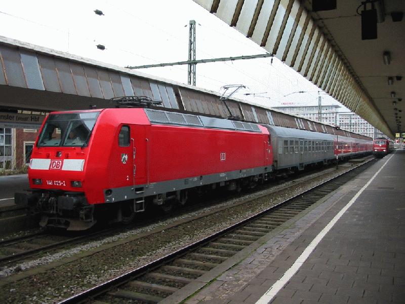 Bis zum 14.12.02 liefen einige Wupper-Express-Zge der Linie RE4 mit. Silberling-Garnituren. Hier hat 146 025 am 04.12.2002 mit dem RE 10418 in Mnster (Westf.) Hbf einen solchen Zug am Haken. Er bestand aus 5 Bn-Wagen ohne Steuerwagen.