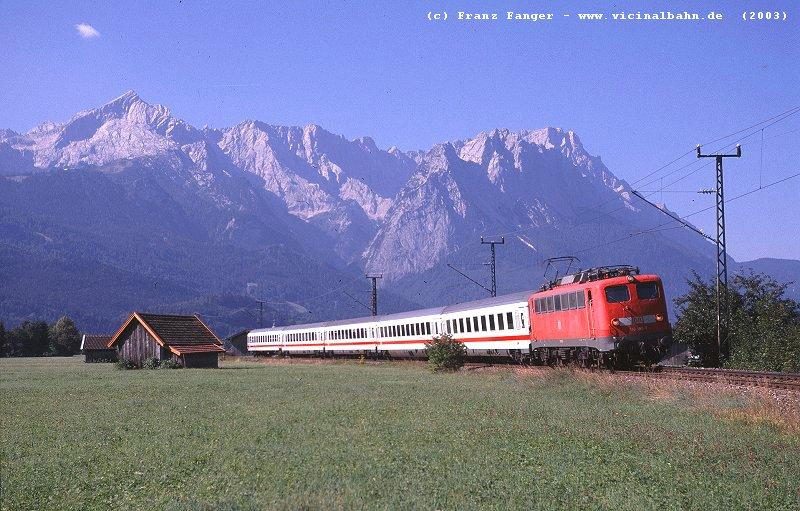 Bis zum groen Fahrplanwechsel 2003 wurde der IC Garmisch - Mnster noch von der Baureihe 110 bespannt; so zog am 24.8.03 110 180 ihre Wagengarnitur an der Kulisse des Wettersteingebirges mit Zugspitze vorbei.