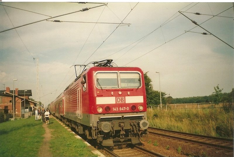 Bis zur Ablsung durch die Flirt-Zge fuhren alle RE-Zgen zwischen Sassnitz und Stralsund/Rostock mit der 143.143 947 mit dem RE Sassnitz-Stralsund im Oktober 2006 beim Halt in Teschenhagen.