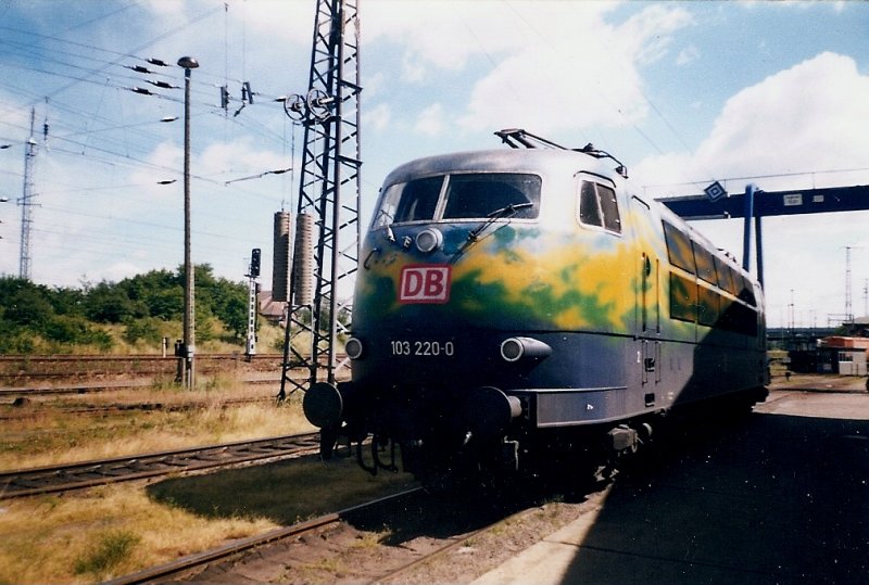 Bis zur ihrer Rckleistung am Nachmittag mit dem Urlaubsexpress nach Dsseldorf stand die 103 220 im Juli 1998 im Bw Stralsund.