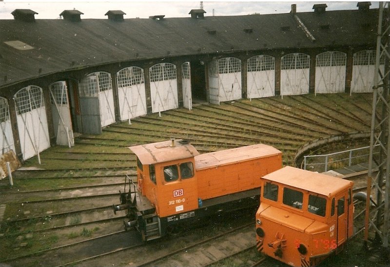 Bis zur Schlieung des Bw Stralsund wurde der Lokschuppen 1 immer Seltener genutzt.Am 07.09.1996 war von der Schlieung des Bw `s noch nichts zu ahnen.Hier steht das ASF 46 und die 312 110 vor dem Lokschuppen 1 im Bw Stralsund.