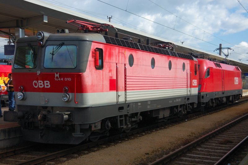 Bichen matter im Lack aber trotzdem noch immer eine Schnheit: 1044 010 an Bahnsteig 6 in Wrgl Hbf anllich des Jubilums  150 Jahre Eisenbahnen in Tirol / 150 Jahre (Haupt-)Bahnhof in Wrgl  am 24. August 2008.