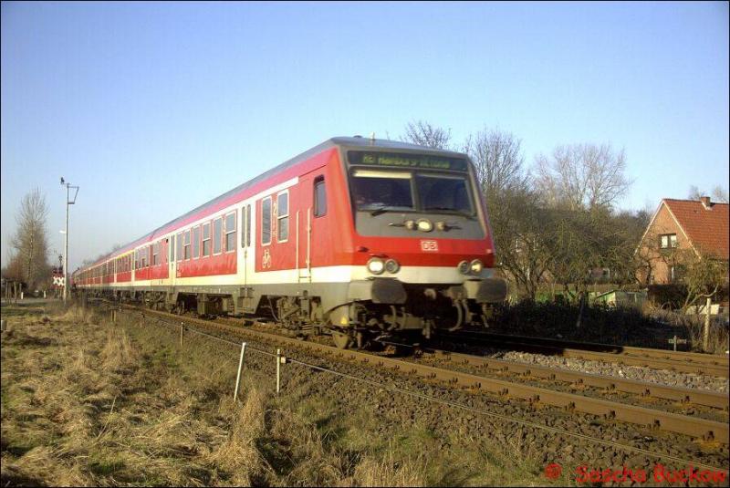 Bit einem neuen Steuerwagen prsentierte sich RE 35019 im April 2003 auf der Fahrt von Westerlan(Sylt) nach Hamburg-Altona kurz vor St.Michaelisdonn.