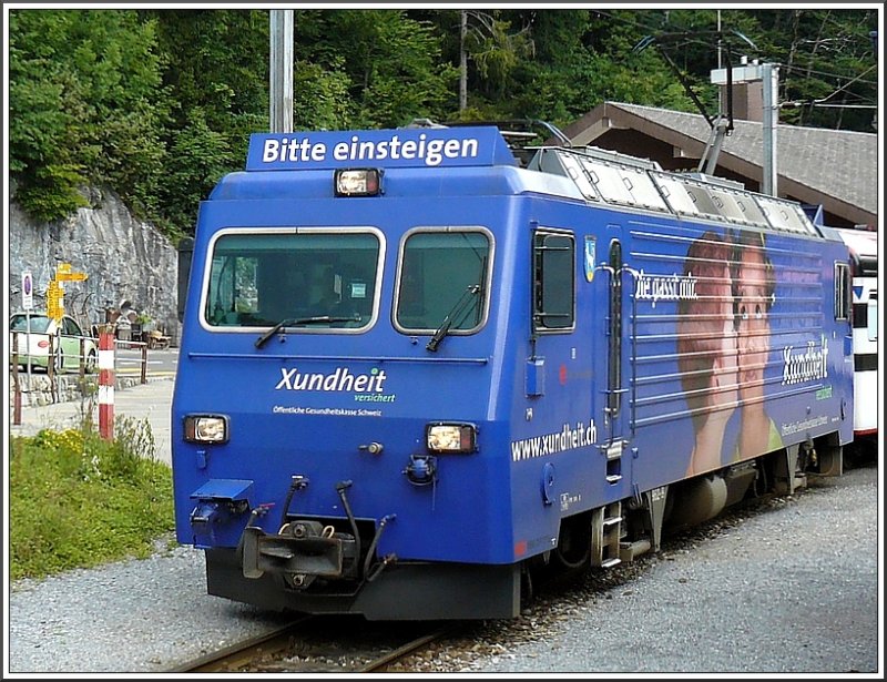 Bitte einsteigen! Diese Einladung steht auf der HGe 4/4 der ZB mit ihrer Vollwerbung, welche am 30.07.08 mit ihrem Zug im Bahnhof Brnig-Hasliberg angekommen ist. (Hans)