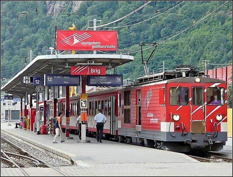 Bitte einsteigen, der Zug fhrt gleich los. So oder hnlich knnte der Schaffner der MGB zu diesem Fahrgast in Brig am 31.07.08 gesagt haben, denn der Zug msste schon lngst weg sein. (Jeanny)