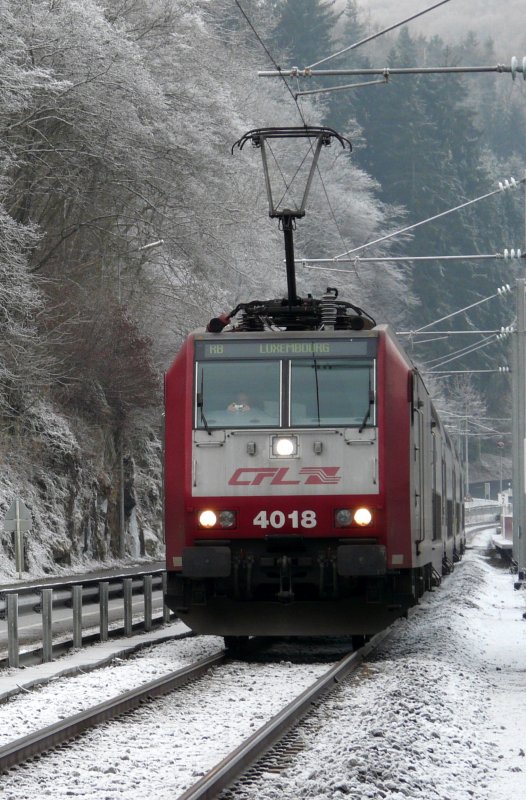BITTE LCHELN! Wenn Sie wissen mchten warum, schauen Sie genau hin was der Lokfhrer bei gemchlichem Tempo macht!!! Foto aufgenommen in der Nhe von Kautenbach am 25.12.07.