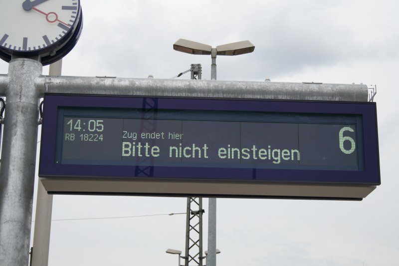 Bitte nicht einsteigen. Zugzielanzeiger Gleis 6 in Weinheim