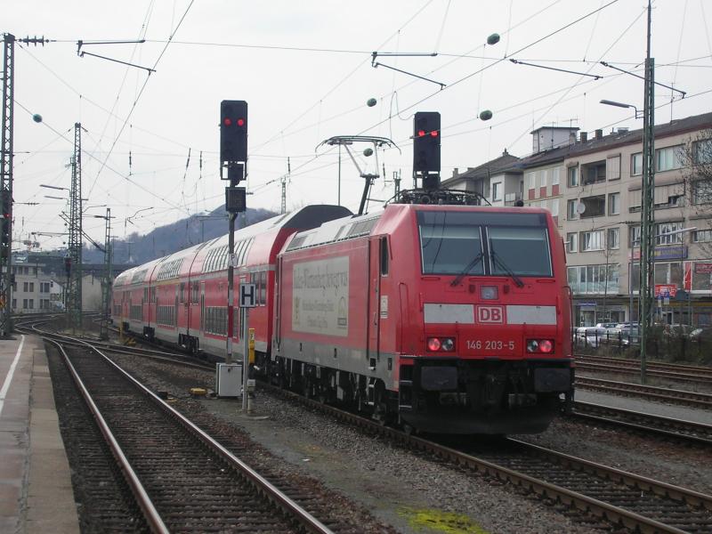 Bitte nicht tuschen lassen: Der Zug bewegt sich nicht von mir weg, sondern auf mich zu. 146-203 hat gerade ihren IRE von Stuttgart nach Pforzheim gebracht und wird nun dort abgestellt. 4.406