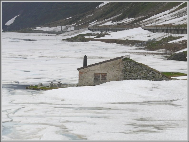 Bitte nicht den Zug suchen, es ist keiner drauf. Ich wollte mit diesem Bild nur zeigen wie wichtig die Lawinengalerie am Oberalppass ist fr das ganzjhrige Verkehren der Matterhorn Gotthard Bahn. Und wer findet schon einen Picknickplatz auf grner Wiese umgeben von Eis und Schnee? (03.06.2008)