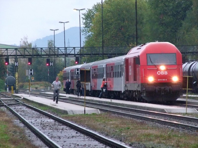 Bitte rasch einsteigen, E 19718 (Oktoberfestsonderzug)hat nur kurzen Aufenhalt ; so konnte man es aus dem Bahnhofslautsprecher vernehmen; 081004