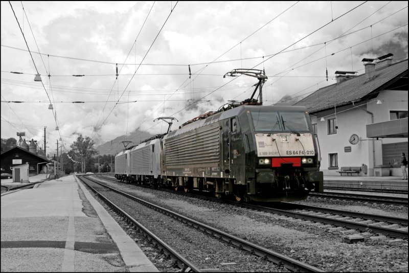 Black is beautiful: E189 910RT tr�gt schon schwarz und wurde in Brixlegg abgelichtet. Den E189 steht schwarz ganz gut, bei den Dispo Stieren ist es gew�hnungsbed�rftig. (08.07.2008)