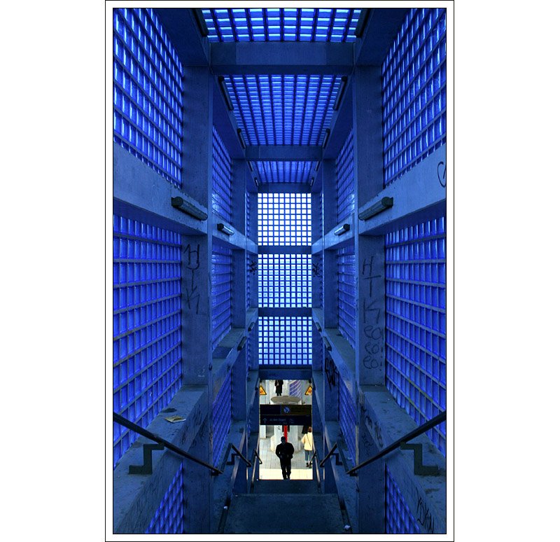 Blaue Glasbausteine - 

Treppenabgang zwischen blauen Glasbausteinen zum S-Bahnsteig am Bahnhof Hannover-Nordstadt. 

02.11.2006 (M)