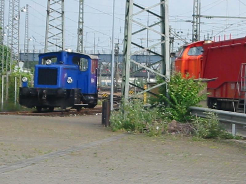 Blaue klein Diesellok ESG 4 (Wahrscheinlich BR332) 
einer Unbekannten Firma steht in Mannheim Hbf, Bild ist nicht so gut da die Lok auf einem DB Gelnde stand (Ich bin nicht ber die Absperrung gegangen)