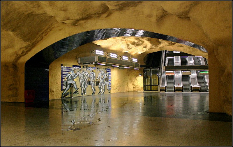 Blaue Linie, Endstation  Akalla  - 

Durchgang von den Bahnsteigen zu den Rolltreppenanlagen. 

24.08.2007 (M)