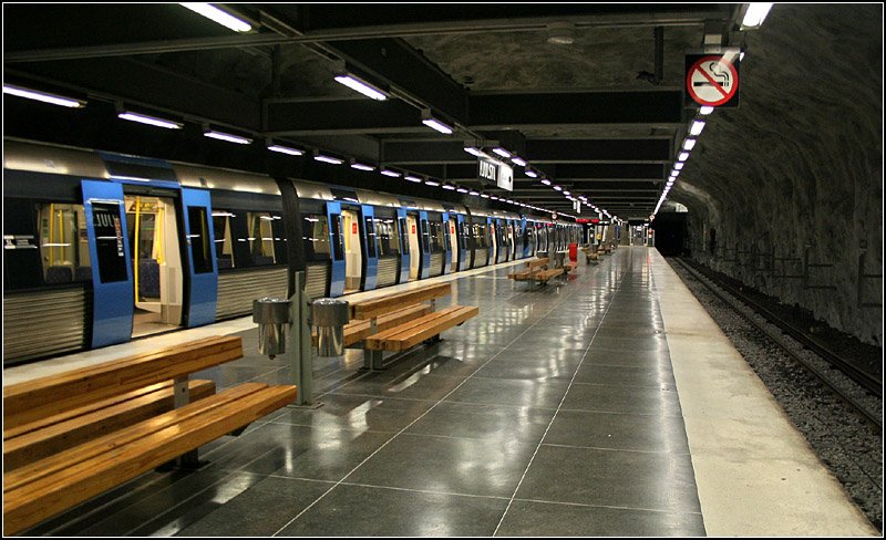 Blaue Linie, Endstation  Hjulsta  - 

Das (vorläufig) letzte Bild unserer Stockholmer U-Bahn-Serie. Der Endbahnhof  Hjulsta  erhielt nur eine Bahnsteigröhre mit beiden Gleisen und Mittelbahnsteig. Von hier aus könnte die Strecke zum Pendeltåg-Bahnhof  Barkaby  verlängert werden. 

27.08.2007 (M)