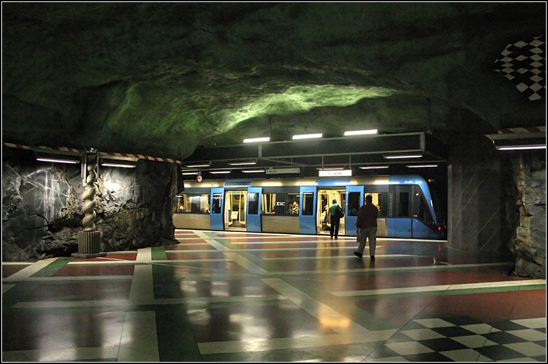 Blaue Linie, Endstation  Kungsträdgården  - 

Eröffnet wurde der Bahnhof am 30.10.1977. Ursprünglich sollte die Blaue Linie von hier in die südöstlich gelegene Kommune Nacka weitergeführt werden. 

17.08.2007 (M)