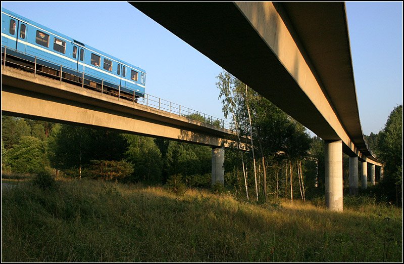 Blaue Linie nach Akalla, Kymlinge -

Die U-Bahn durchfährt hier ein Naturschutzgebiet. Ursprünglich sollte hier ein Wohngebiet entstehen. Heute durchfährt die U-Bahn eine relativ unberührte Naturlandschaft. 

24.08.2007 (M)