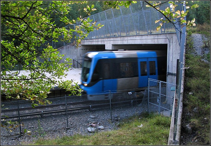Blaue Linie nach Akalla, Kymlinge - 

Für das einst geplante Wohngebiet wurde am Übergang zum folgenden kurzen Tunnel schon die Station  Kymlinge  im Rohbau miterstellt. Die Station wäre zum Teil im Freien zum Teil überdeckt gewesen. Da es hier wohl zu keiner Bebauung kommen wird, wird der Bahnhof als Bauruine und einzige  Geisterstation  der U-Bahn so bleiben. 

24.08.2004 (J)
