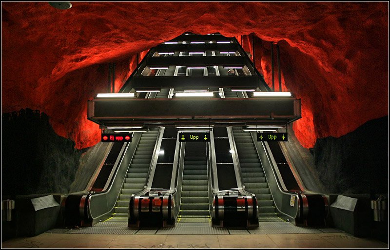 Blaue Linie nach Akalla, Station  Solna C  - 

Blick zur Rolltreppenanlage dieser etwa 16 Meter unter dem Meerspiegel liegenden Haltestelle. Ausgänge gibt es hier auf beiden Seiten. 

24.08.2007 (M)