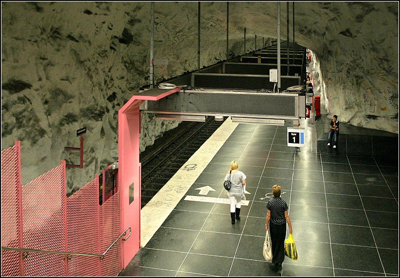 Blaue Linie nach Akalla, Station  Hallonbergen  - 

Zwischen Näckrosen und Hallonbergen durchfährt die U-Bahn eine Senke. Der Tunnel liegt dort flach unter der Oberfläche und wurde in offener Bauweise erstellt. Die dreigleisige Station  Hallonbergen  liegt jedoch wieder in einer Tiefe von vielleicht 25 Meter unter dem nächsten Hügel. Einen Ausgang gibt es nur auf der Nordseite. Der Bahnhof liegt in der Kommune Sundbyberg. 

24.08.2007 (M)
