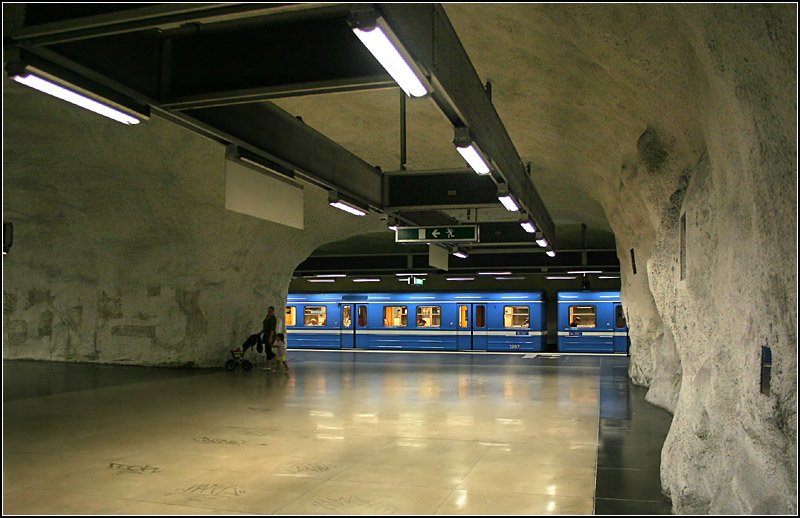 Blaue Linie nach Akalla, Station  Husby  -  

Kurz nach der Station Kista senkt sich die Trasse wieder ab und erreicht im Tunnel die wiederum etwas in 20 Meter Tiefe liegende Station  Husby . 

24.08.2007 (M)