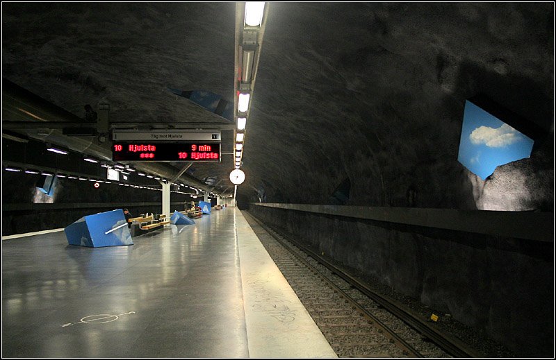 Blaue Linie nach Hjulsta, Station  Vreten  - 

Fast mystisch wirkt diese Station mit ihrem dunklen Spritzbetongewölbe und den daraus herausragenden, zum Teil angestrahlten blauen Würfel. Auch diese Bahnhof liegt in Solna. 

23.08.2007 (M)