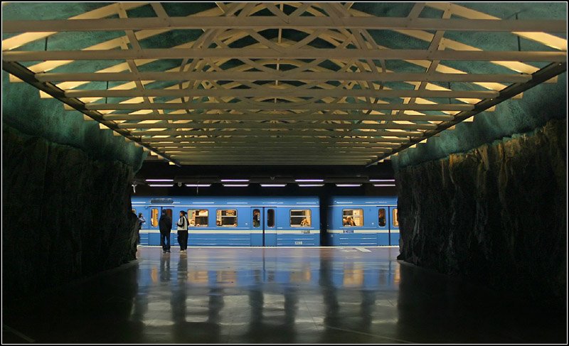 Blaue Linie nach Hjulsta, Station  Sundbybergs centrum  -

Diese Station liegt etwa 13 Meter unter der Meeresoberfläche und wurde wieder in der Zweiröhrenbauweise gebaut. 

23.08.2007 (M)