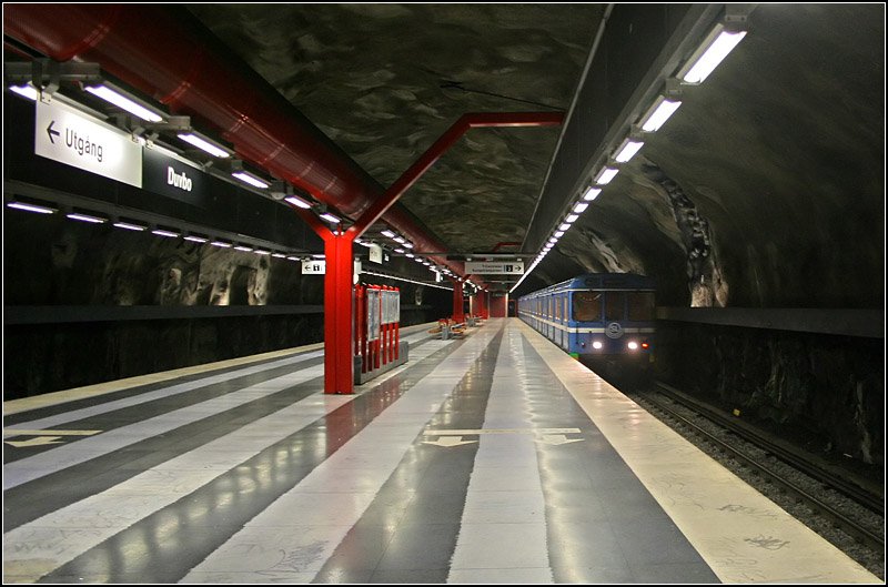 Blaue Linie nach Hjulsta, Station  Duvbo  -  

Das dunkle Gewölbe wird durch Kunstwerke aufgelockert, die Einbauten sind in Rot gehalten. Die Haltestelle liegt etwa 10 Meter unter NN. 

23.08.2007 (M)