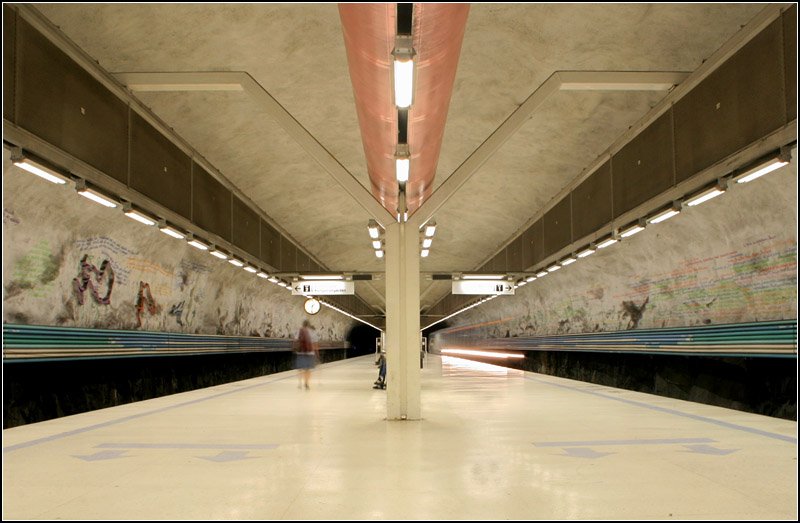 Blaue Linie nach Hjulsta, Station  Risse  - 

Auch diese etwas hellere Station liegt noch etwa 4 bis 5 Meter und dem Meeresspiegel. Geschichtliche prägt die Station, links Karten zur Weltgeschichte, auf der rechten Bahnsteigwand geschichtliche Daten. 

27.08.2007 (J)