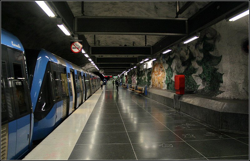 Blaue Linie nach Hjulsta, Station  Tensta  - 

Blick in eine der Bahnsteig-Tunnelröhren. 

27.08.2007 (M)