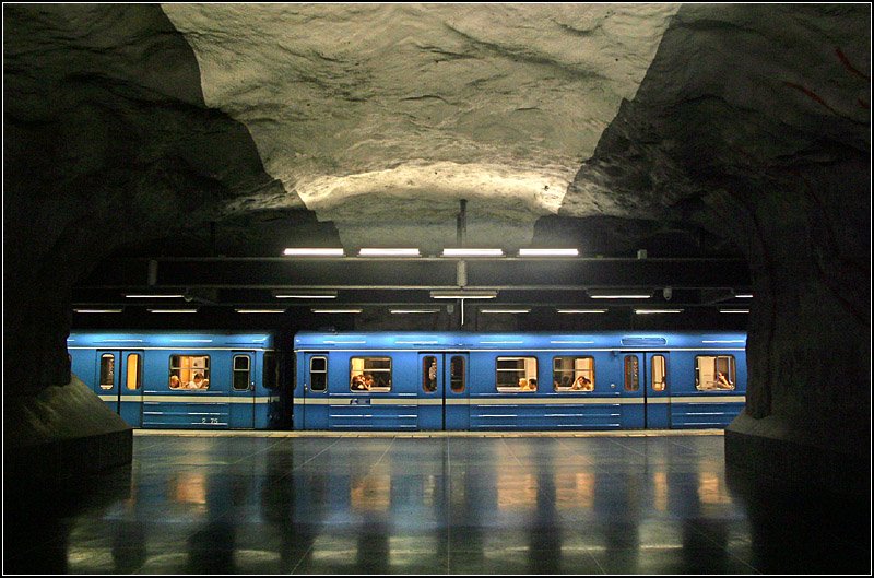 Blaue Linie, Stammstrecke, Station  Stadshagen  - 

Ab Fridhemsplan steigt die Strecke bis zur Station  Stadshagen  an. Die Bahnsteigebene liegt etwas über NN. Ausgänge auf beiden Seiten. 

23.08.2007 (M)