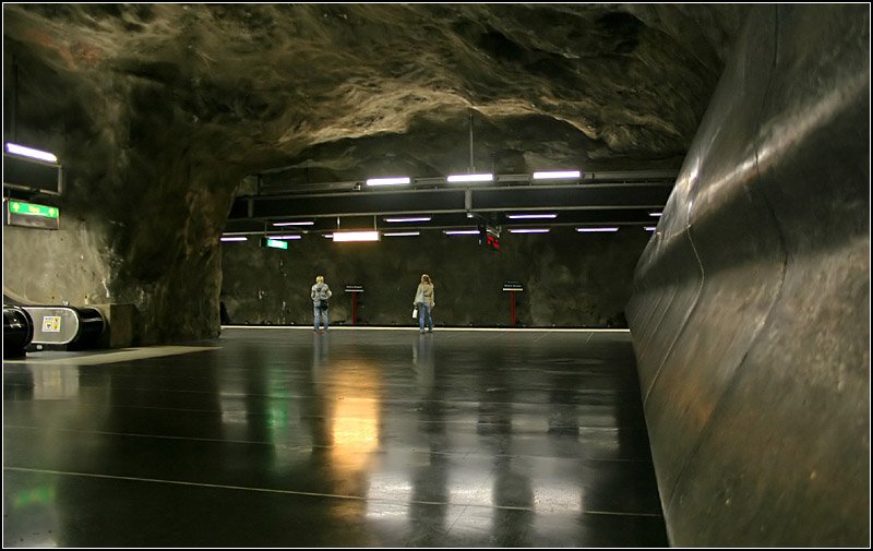 Blaue Linie, Stammstrecke, Station  Västra sogen  -  

An dieser Station verzweigt sich die Blaue Linie in die Äste nach Akalla und Hjulsta. Deshalb gibt es hier drei Bahnsteiggleise in drei Bahnsteigtunnelröhren. 

27.08.2007 (M)