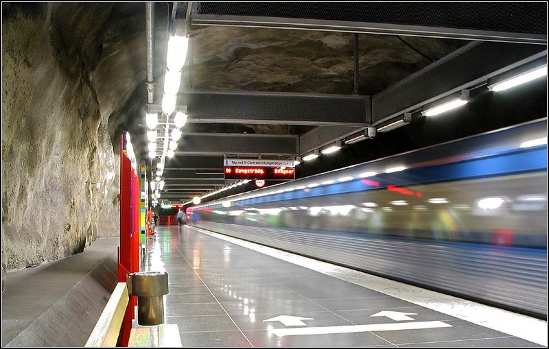 Blaue Linie, Stammstrecke, Station  Västra skogen  - 

Die Station liegt nicht mehr auf Stockholmer Stadtgebiet, sondern schon in der Nachbarkommune Solna. Die Bahnsteige liegen etwa 4 Meter unter dem Meeresspiegel, tief unter einem Hügel, auf dem sich der einzige Zugang befindet. Dazu war mit 33 Meter Länge die längste Rolltreppenanlage der Stockholmer U-Bahn nötig. 

23.08.2007 (J)