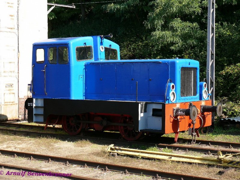 Blaue Lok des Typs V22 (Hersteller: LKM, Fabriknummer 262233, Bj.1970) bei der Buckower-Kleinbahn. 
27.09.2008 Buckow